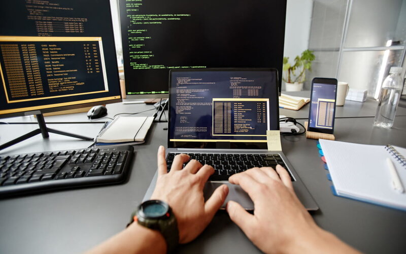 Có nên học lập trình năm 2026? Học IT từ đầu cho người mới có khó không?