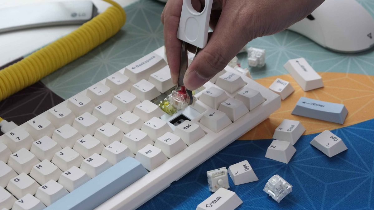 Bàn phím cơ hotswap là gì? Định nghĩa và cơ chế hoạt động