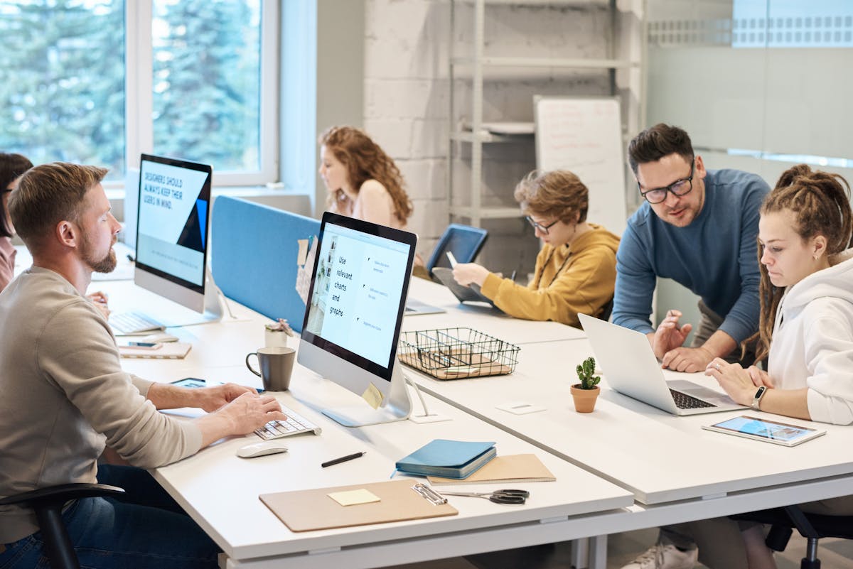 Sự khác biệt cốt lõi: Web Designer vs Web Developer