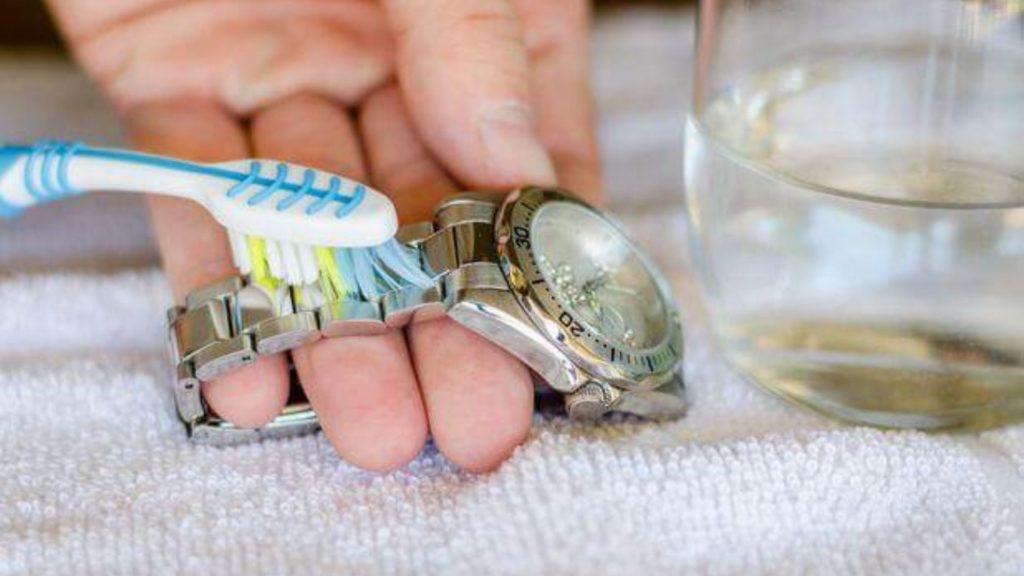 Cách vệ sinh các loại dây đeo đồng hồ khác nhau
