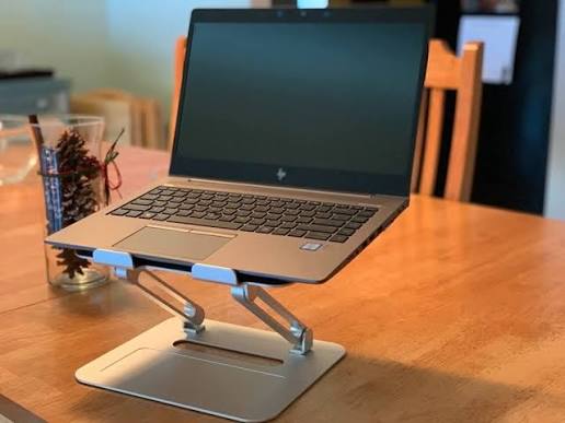 Giá đỡ laptop là gì? Lợi ích tuyệt vời khi sử dụng giá đỡ laptop