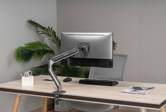 So sánh chi tiết: Giá đỡ kẹp bàn và loại để bàn truyền thống