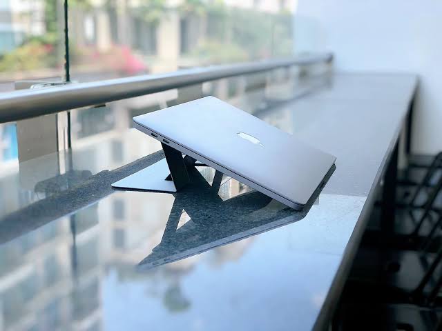 So sánh giá đỡ laptop kẹp bàn và loại để bàn truyền thống